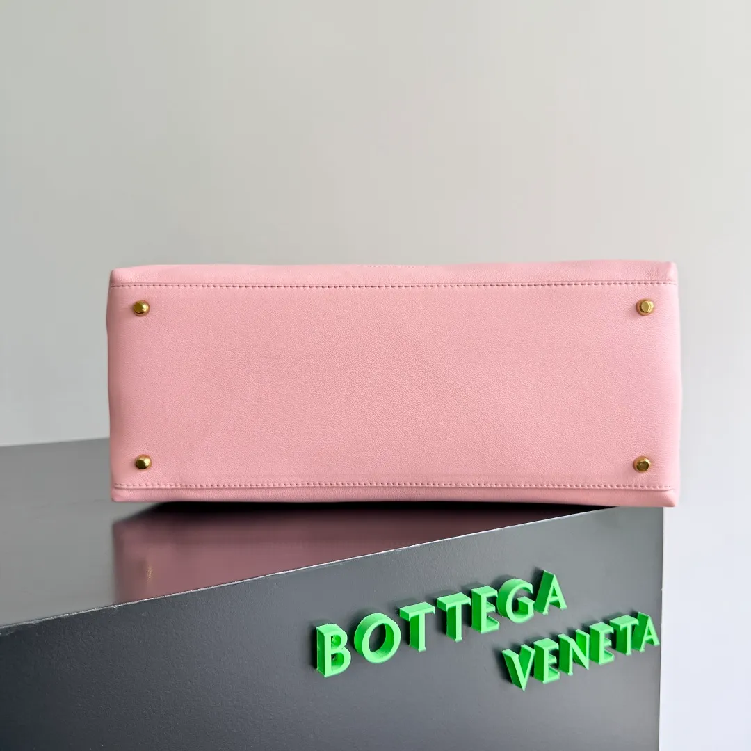 Batch 2360 BottegaVeneta Latest Ciao Ciao Bag Silky cowhide two-way flap handbag with signature twist detail, hidden hook closure, flap can be fastened to the front or attached to the INTRECCIATO woven interior pocket, comes with an adjustable and detachable crossbody strap, interior compartment, and also features a zippered pocket. The surprise flap has various shapes. Style 1 - Cover the bag surface and expose the knot decoration. Style 2 - Place the flap inside the bag. A buckle is also designed. Style 3 - The U-shaped position of the top handle in the hand bag. Style No.: 817231 Size: 34*26*15cm